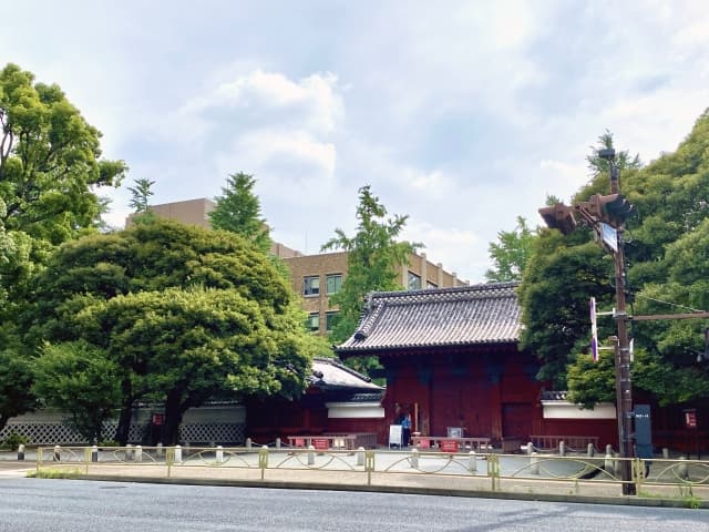 文京区を象徴する教育環境のシンボル、東京大学の赤門。文教地区としての落ち着いた街並み。